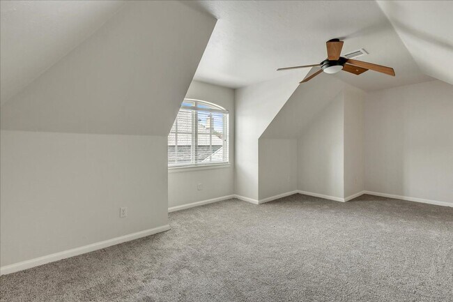 Building Photo - Gorgeous Executive Home - Open Plan - Stor...