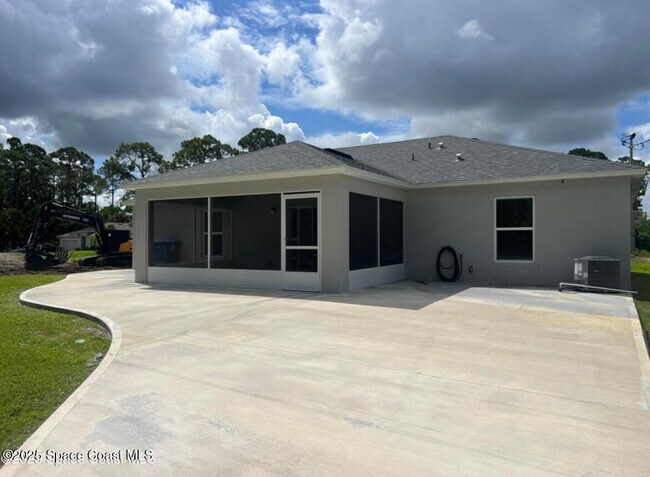 Building Photo - 499 Oakleaf St SW