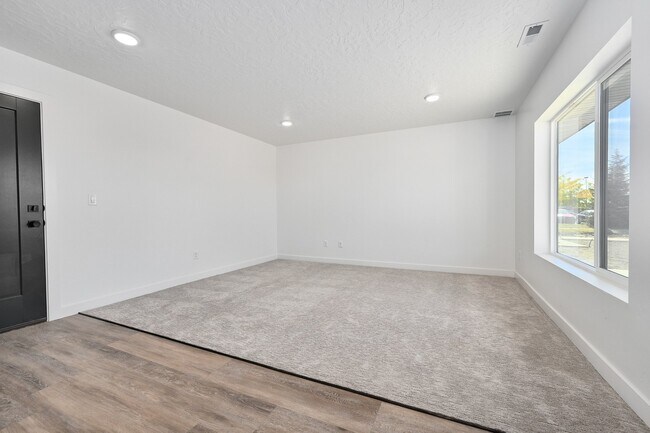 Building Photo - 567 W 620 N