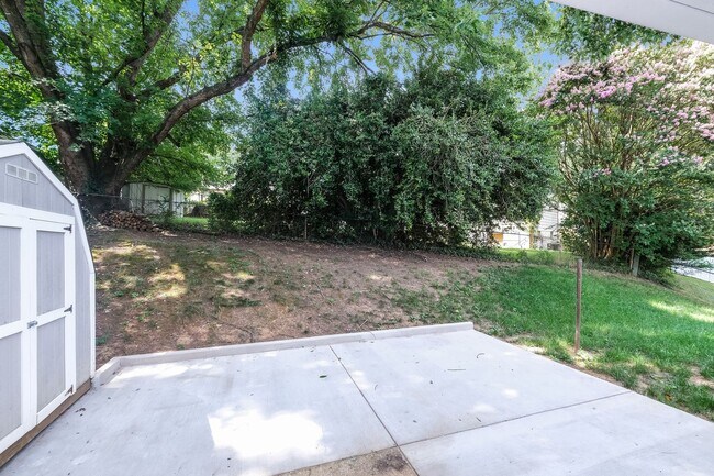 Building Photo - Spacious Single Family Home with backyard space
