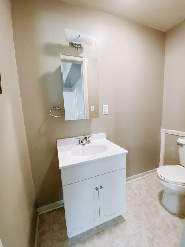 Building Photo - 2 bedroom and 1 bathroom duplex