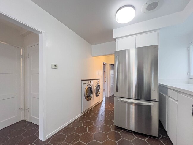 Building Photo - Stunning 2 BR Santa Monica Duplex with Views!