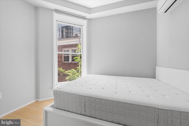 Building Photo - 1474 Belmont St NW