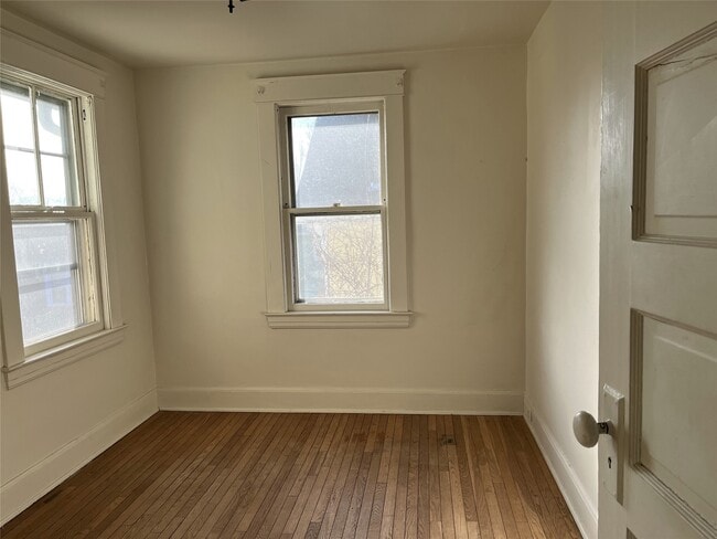 Building Photo - 124 Squires Ave