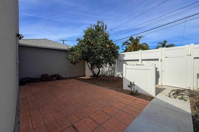 Building Photo - 431 Deodar Ave