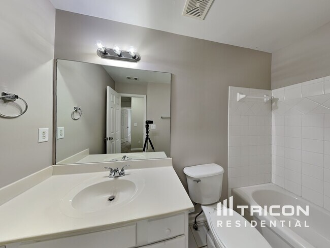 Building Photo - 716 Parkside Dr
