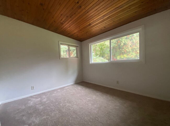 Building Photo - Beautiful updated 2-bedroom home!