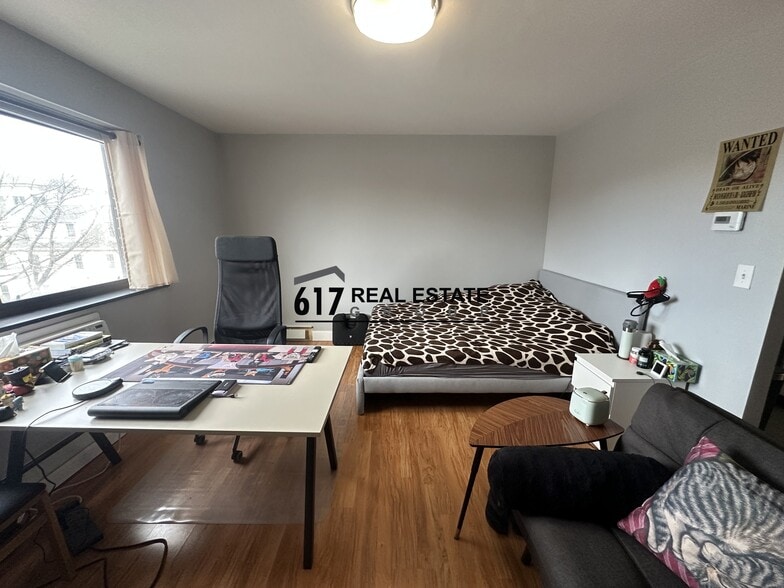 Building Photo - 35 Glencoe St