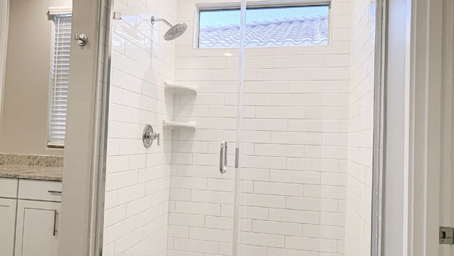 Building Photo - "Spacious 3-Bed, 3-Bath Mesa Retreat with ...