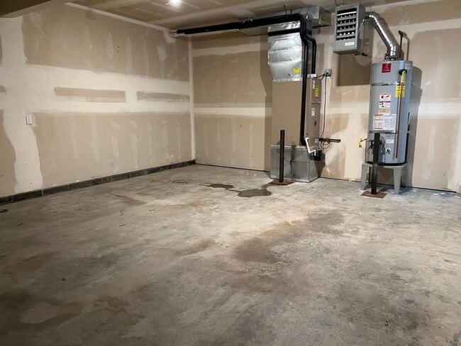 Building Photo - Spacious Remodeled Townhouse in Convenient...