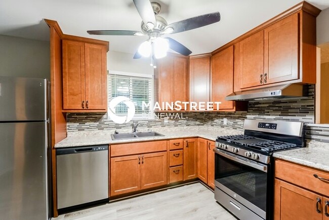 Building Photo - 4 Bedroom Pet-Friendly Home in FLORISSANT,...