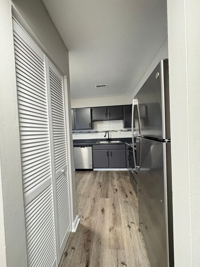 Building Photo - Remington On Rockville Living