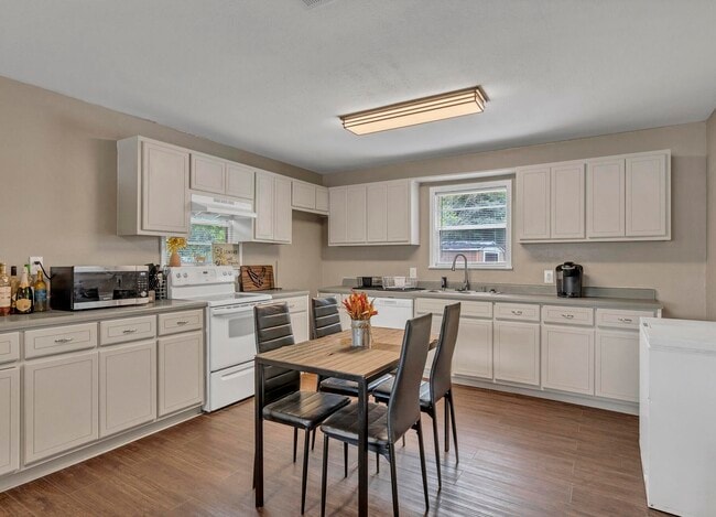 Building Photo - 460 School Ave