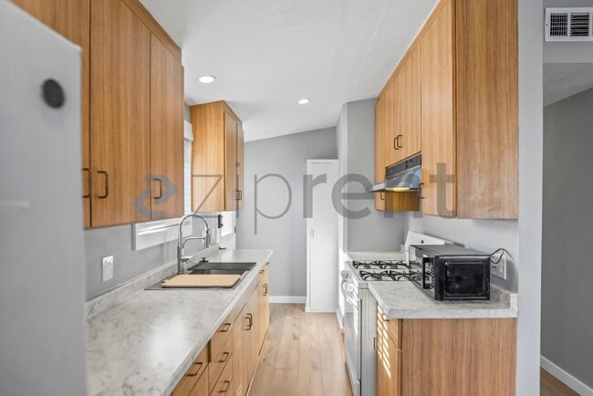 Building Photo - 161 Pecks Ln