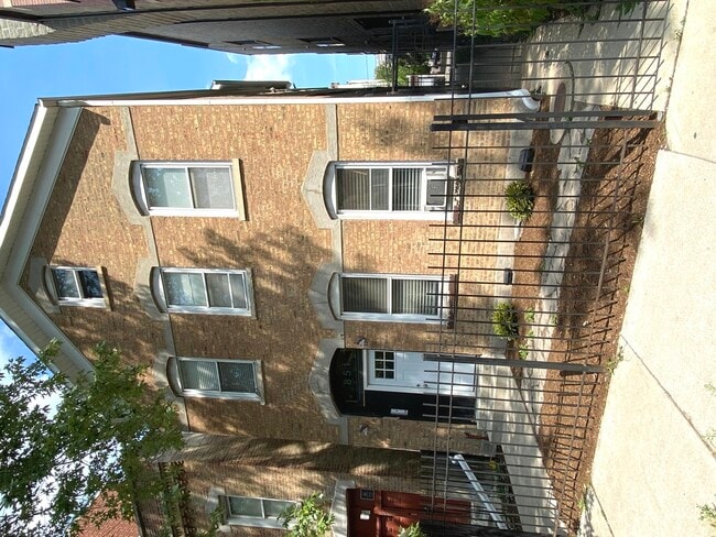 Building Photo - 851 N Hermitage Ave