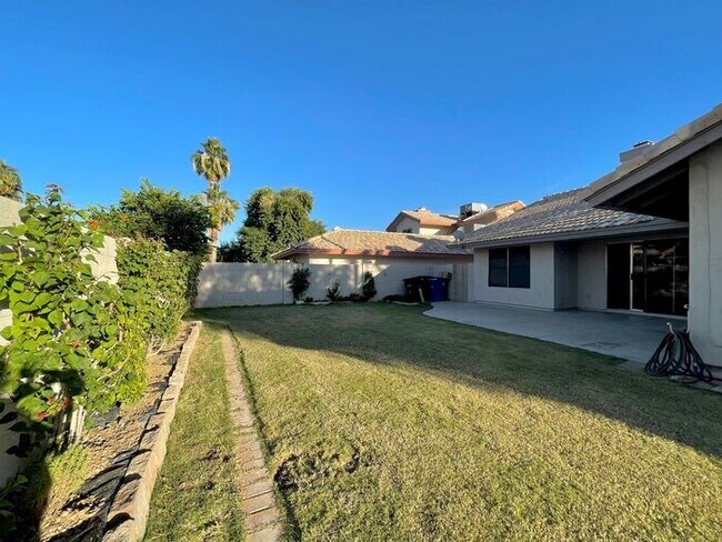 Building Photo - COMING SOON! ADORABLE 3 BEDROOMS/ 2BATHS SINGLE LEVEL HOME!!