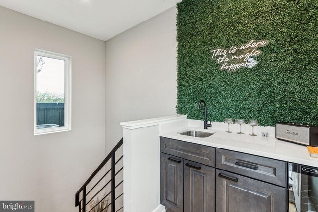 Building Photo - 1514 S Bambrey St