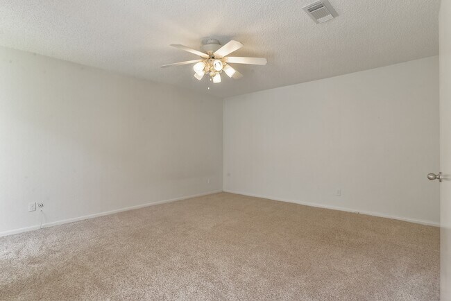 Building Photo - 15175 Diana Ln