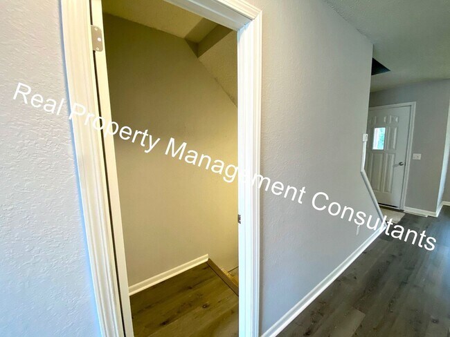 Building Photo - Redbud Ridge 7