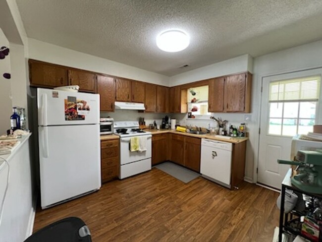 Building Photo - 2 Bed / 1 Bath Duplex – Close to Base!