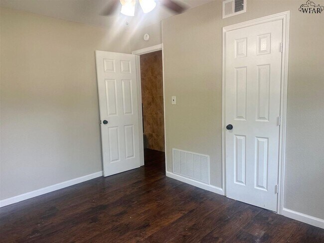 Building Photo - 5119 Parklane Dr