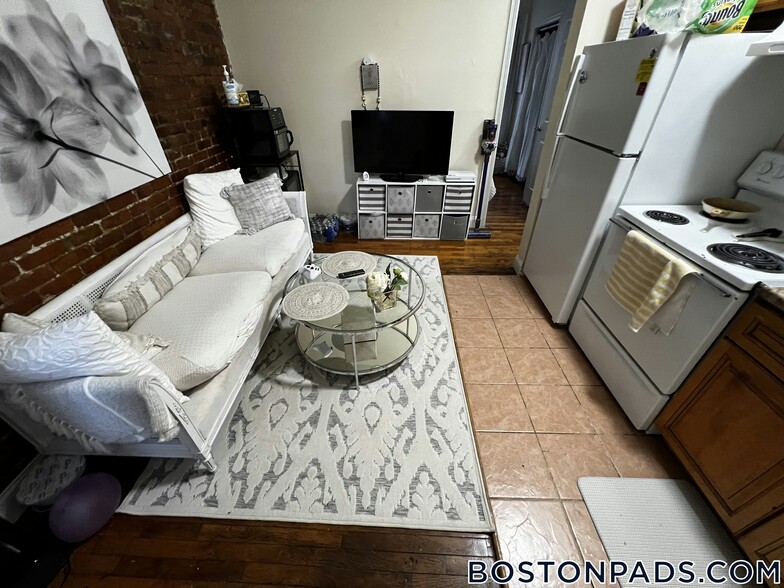 Building Photo - 886 Huntington Ave