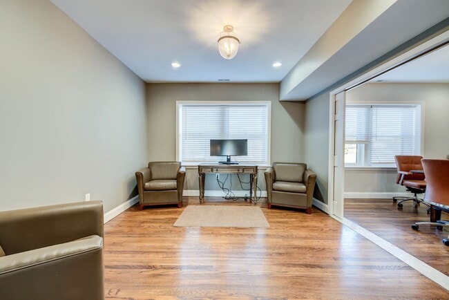 Building Photo - CONDO ON THE HILL 3 BED 1 BATH - Hardwood Floors & Renovated Luxury Kitchen