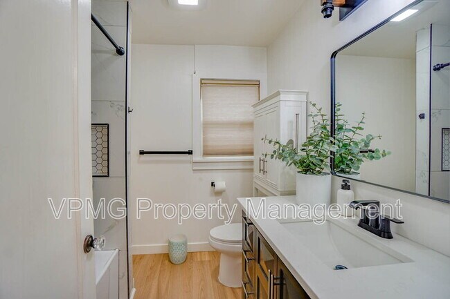 Building Photo - 116 E 35th St