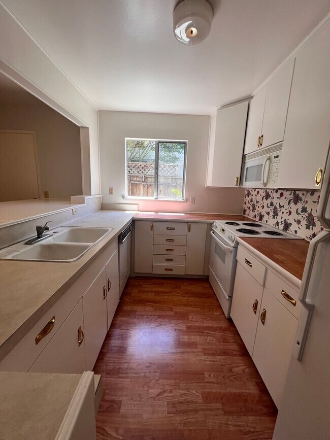 Building Photo - 4 bed 2 bath house available now!