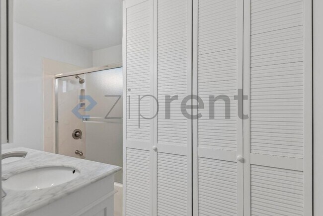 Building Photo - 6258 Castillon Dr