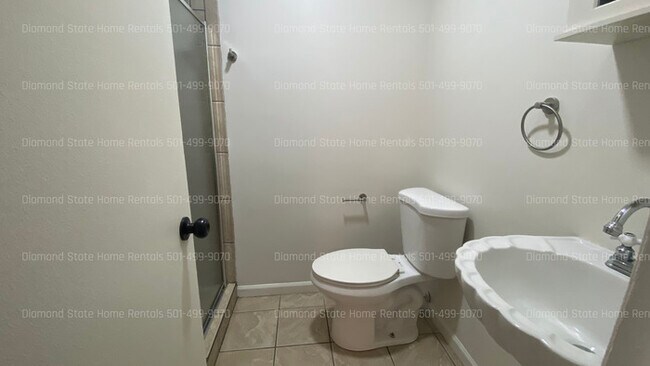 Building Photo - 4 bedroom 2 bath home for rent