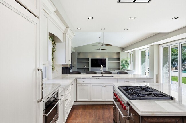 Building Photo - FULLY FURNISHED EXECUTIVE PHOENIX COUNTRY CLUB HOME IN GATED COMMUNITY
