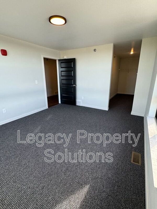 Building Photo - 208 E Greenfield Ln