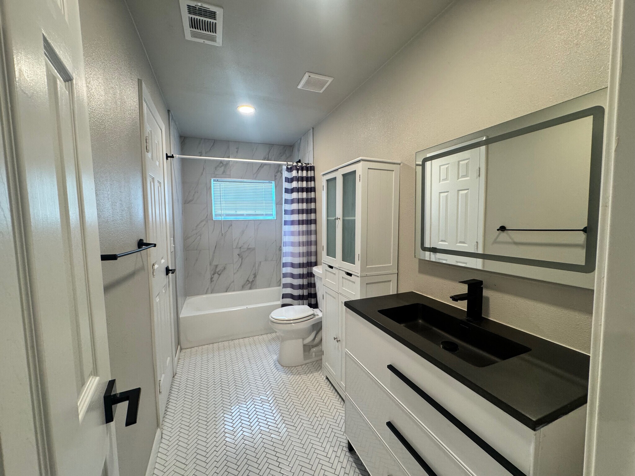 Building Photo - Room in House on Cross St