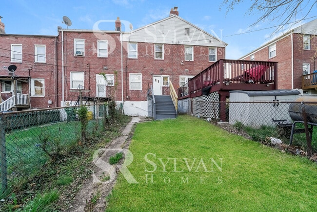 Building Photo - The living is easy in this 3 bedroom, 1.5 bathroom townhome