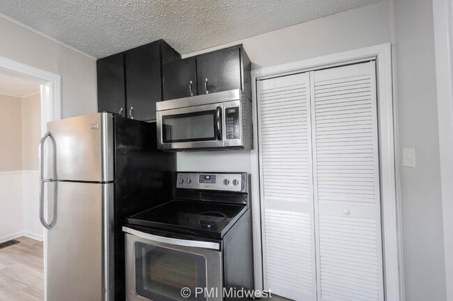 Building Photo - "Charming 3-Bedroom Home in Beech Grove - Cozy Living with Ample Space!"