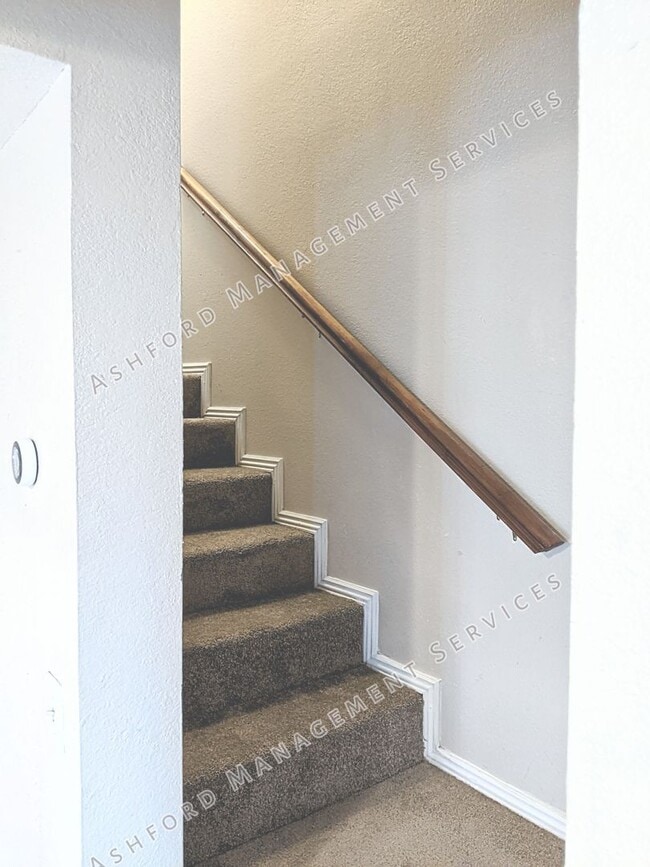 Building Photo - COMING SOON! 3 BEDROOM 3 BATH END UNIT TOW...