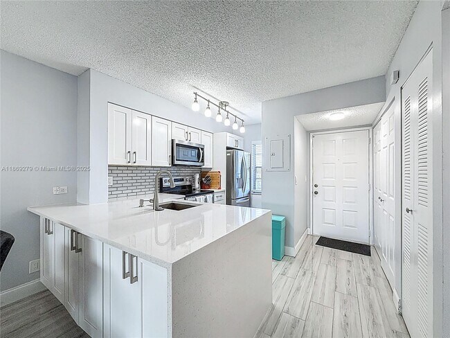 Building Photo - 2228 N Cypress Bend Dr