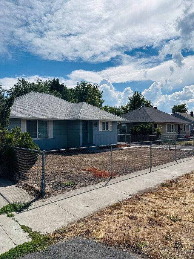 Building Photo - Updated 2bdrm 1 bath house  walking distan...