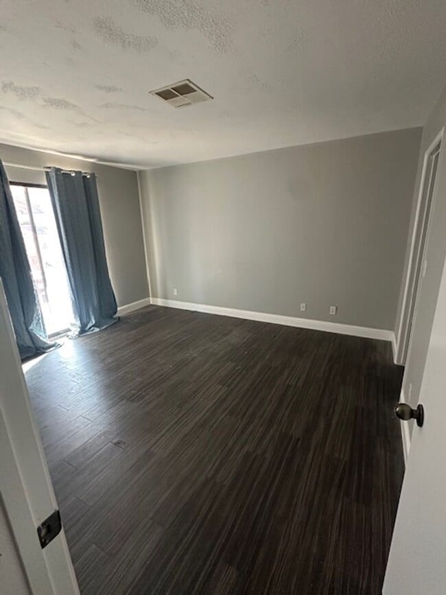 Building Photo - 2 bedroom one story. NO CARPET!