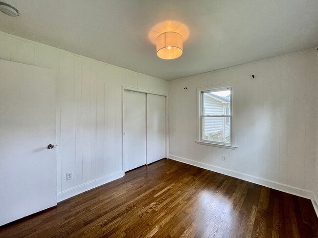 Building Photo - 5621 Larry Ave