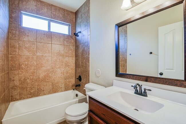 Building Photo - Beautiful East side House 3 bed-2.5 baths in front of Park