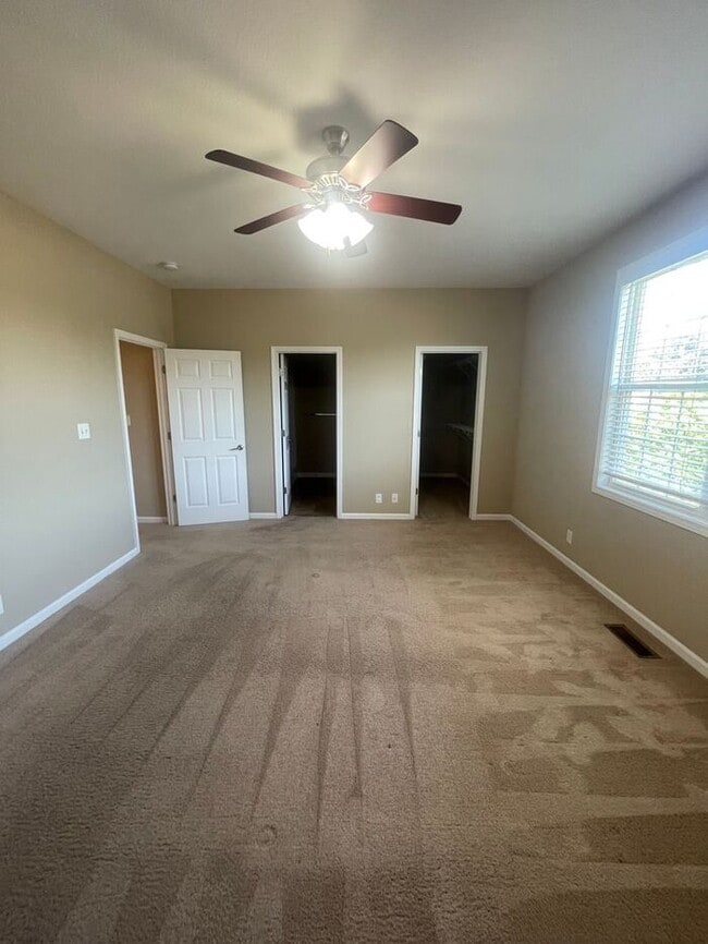 Building Photo - 3 bed, 2 bath, 2 car garage townhouse w/ bonus room in West Knoxville