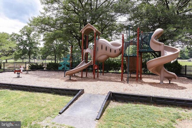 Building Photo - 1111 Arlington Blvd