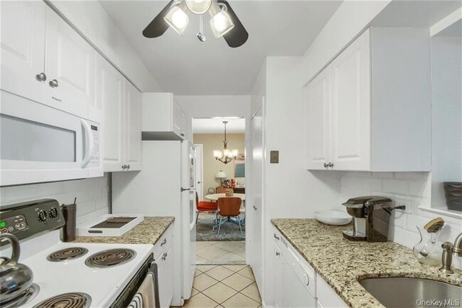 Building Photo - 6 Bronxville Glen Dr