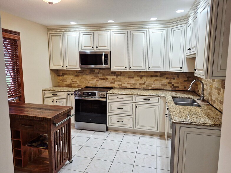 Building Photo - 1589 Stone Mansion Dr