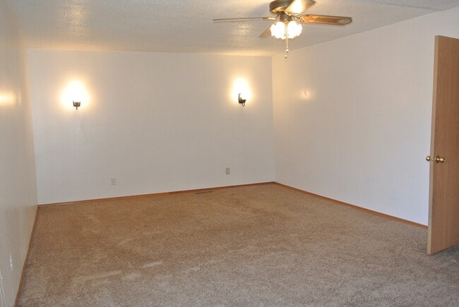 Building Photo - 3 Bedroom House in Velva, ND!