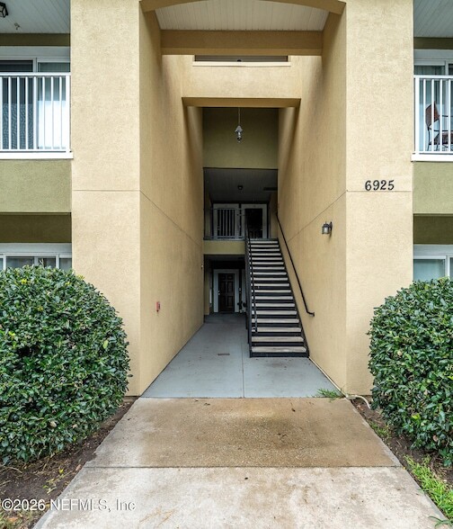 Building Photo - 6925 Ortega Woods Dr