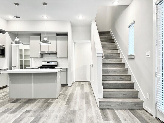 Building Photo - 5823 Fairdale Ln