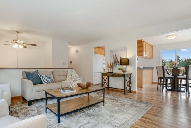 Building Photo - Beautifully Updated 4BR Split-Level Home i...